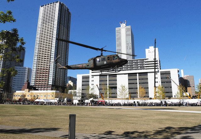 イケ・サンパークで離陸するヘリコプター＝いずれも豊島区で
