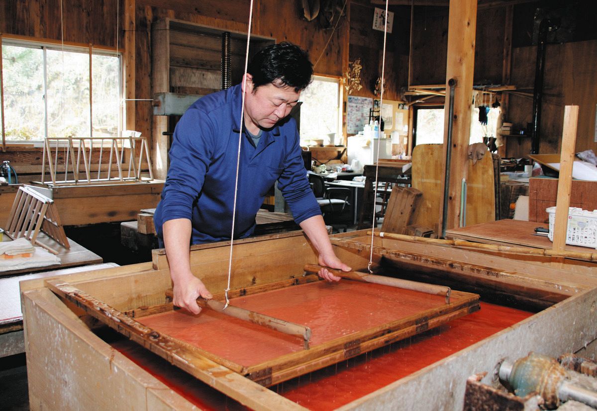 工房で紙すき作業に取り組む遠見和之さん＝石川県輪島市三井町で