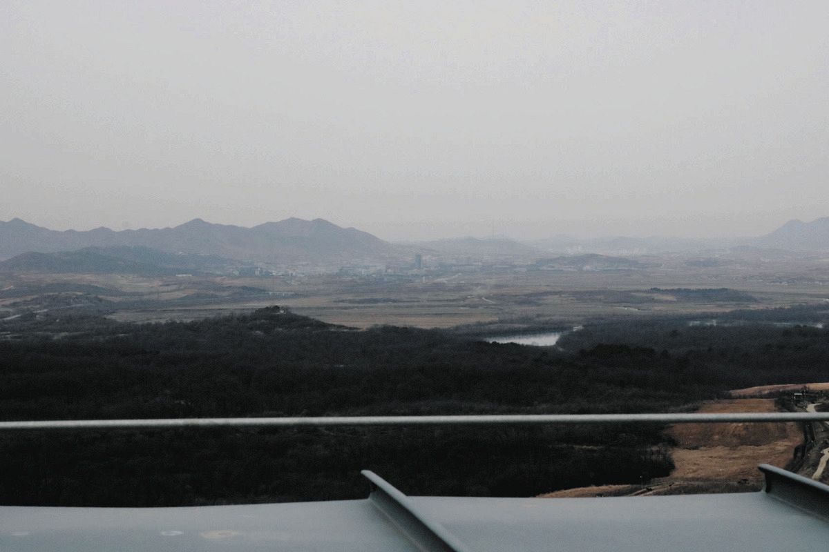 軍事境界線の向こうに広がる北朝鮮の様子＝韓国北西部の「都羅展望台」で