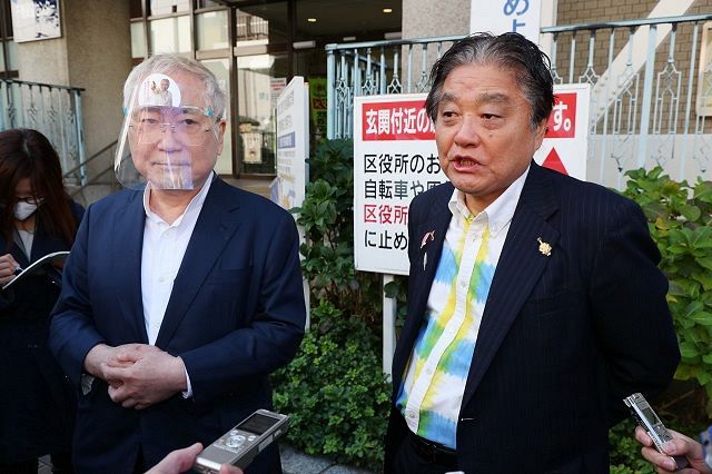 大村秀章愛知県知事のリコールに必要な署名を提出後、取材に応じる高須克弥院長（左）と河村たかし名古屋市長 （２０２０年１１月）