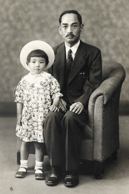 ４歳の窪田信子さんと父卓郎さん。卓郎さんは翌年、国策により働きすぎたことが原因で亡くなる（窪田さん提供）
