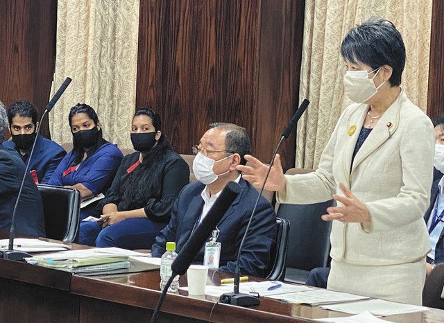 参院法務委を傍聴、上川法相の答弁を聴くウィシュマさん妹ワヨミさん（左から２人目）と妹ポールニマさん（同・３人目）