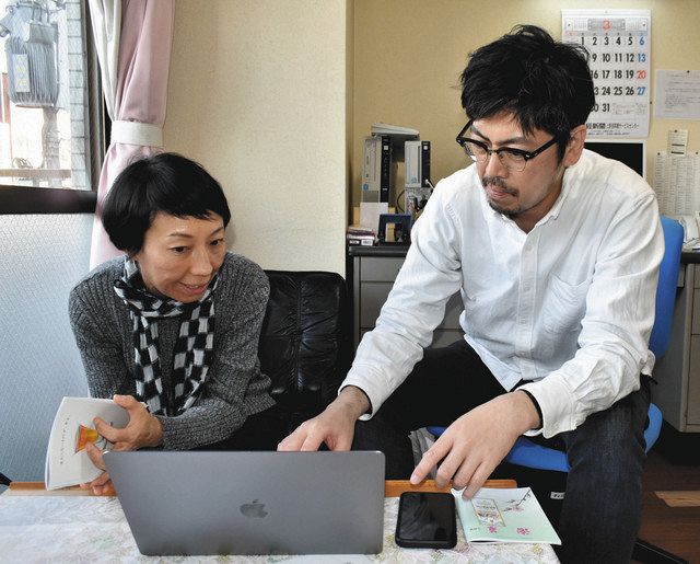 「月刊浅草」の編集部で、ウェブの記事について話し合う藤原多聞さん（右）と高橋真以子さん＝台東区で