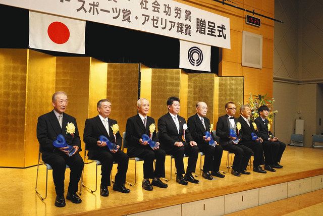 市文化賞などの受賞者ら=中原区で