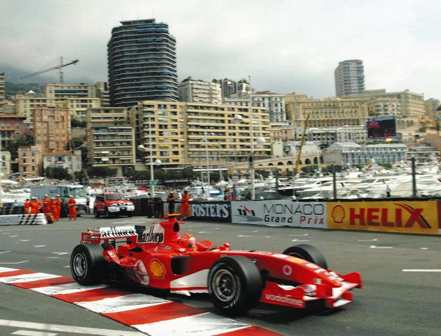 2005年のF1モナコ・グランプリで市街地を走るM・シューマッハーのマシン。豪華クルーザーやホテルの景観で知られるレースだ＝河口貞史撮影