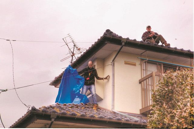 ﻿2011年3月25日、被災地で住宅の補修を手伝う支援チームのメンバーたち＝ドン・エランドさん撮影（バート・ジョンソンさん提供） 