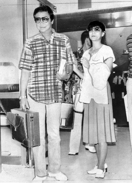 石原裕次郎（左）・まき子夫妻＝１９８２年、成田空港で
