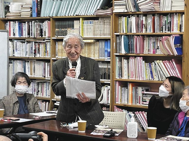 会見で話す崔命蘭さん（左から２人目）＝いずれも川崎区桜本のふれあい館で
