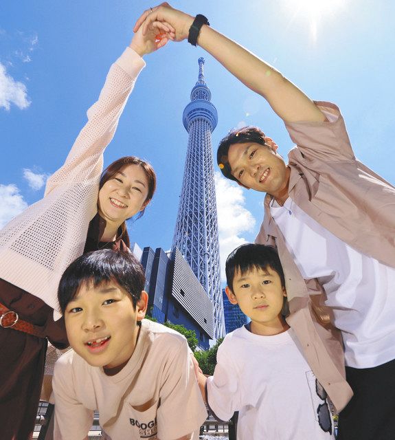 １０回目の結婚記念日に開業１０周年を迎えた東京スカイツリーを訪れた吉岡さん家族。（左回りに）布紗香さん、煌人くん、蓮人くん、秀人さん＝２２日、東京都墨田区で（木口慎子撮影）