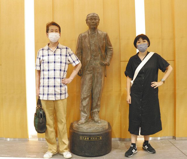 東京商工会議所１階にある「渋沢栄一像」と一緒に
