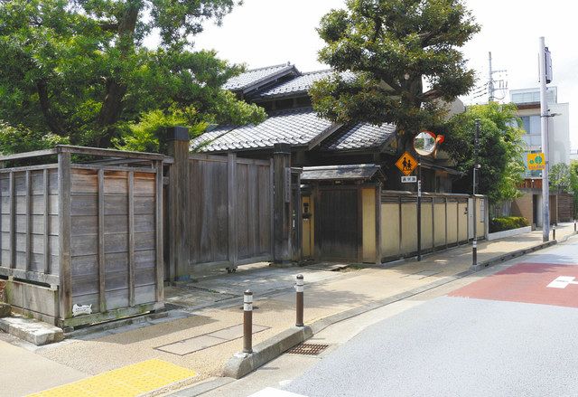 旧安田楠雄邸庭園の表札がかかる日本家屋
