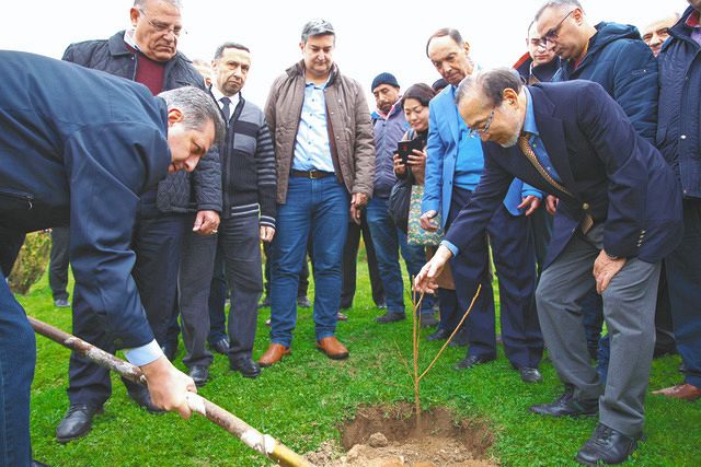 12月上旬、シリアの首都ダマスカスで行われた植樹式に参加する佐藤さん（手前右）＝吉竹めぐみさん提供