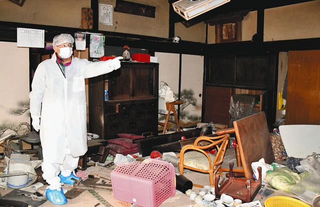 荒れたままの自宅へ戻った千代田信一さん＝２日、福島県双葉町で