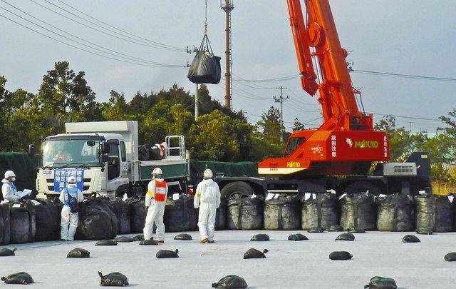 中間貯蔵施設内に運び込まれ、クレーンで保管場に降ろされた汚染土＝２０１５年３月、福島県大熊町で
