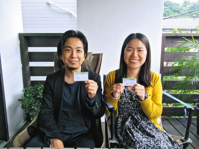 パートナーシップ宣誓制度受領証を手にする小林さん（右）と藤原さん＝鎌倉市で
