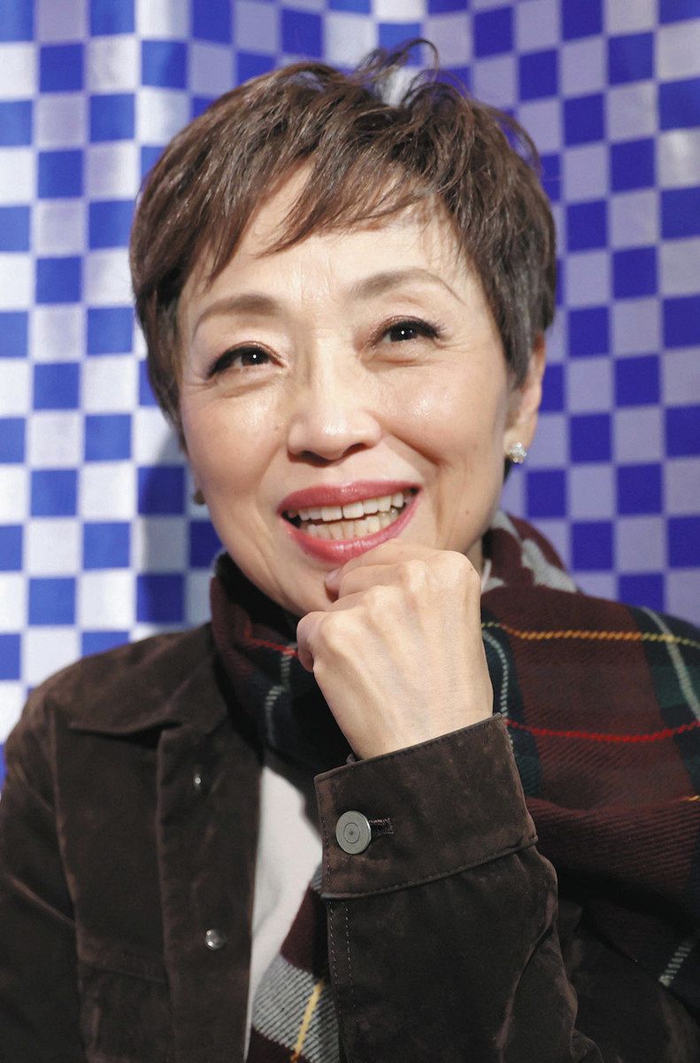 銀巴里について語るクミコさん＝新宿区のシャンソニエ「ヌーヴェル　あばんせ」で（松崎浩一撮影）