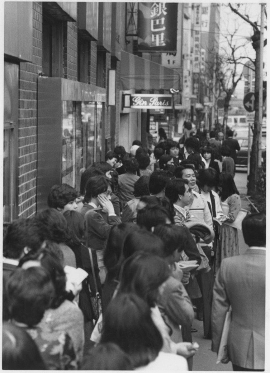 人気歌手が出演する時は店の前に長い行列ができた＝1982年4月撮影、いずれも中央区で