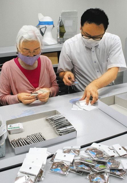 キーホルダーを袋詰めする実行委のメンバーら=いずれも富士宮市役所で
