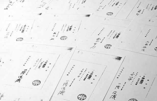 手書きのサインが入った政策活動費の領収書のコピー＝東京都千代田区で
