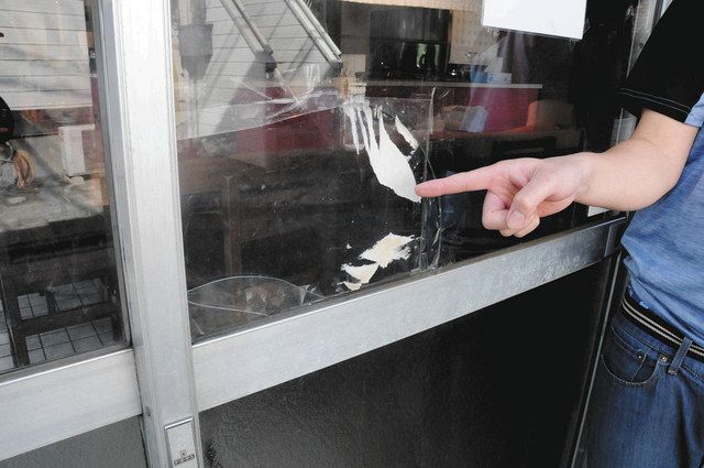 出店荒らしの被害に遭った飲食店＝１日、東京都昭島市で