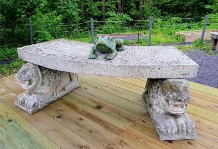 　「森の墓苑」に寄贈された八千草薫さんが自宅の庭で愛用していた石のベンチ＝２５日、千葉県長南町