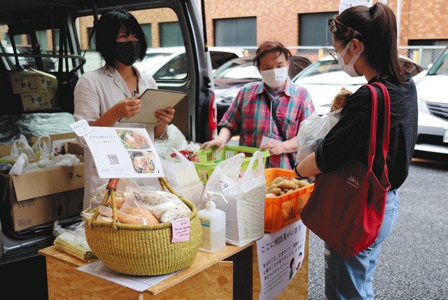 学生に食品などを無料配布したフードパントリー＝府中市で
