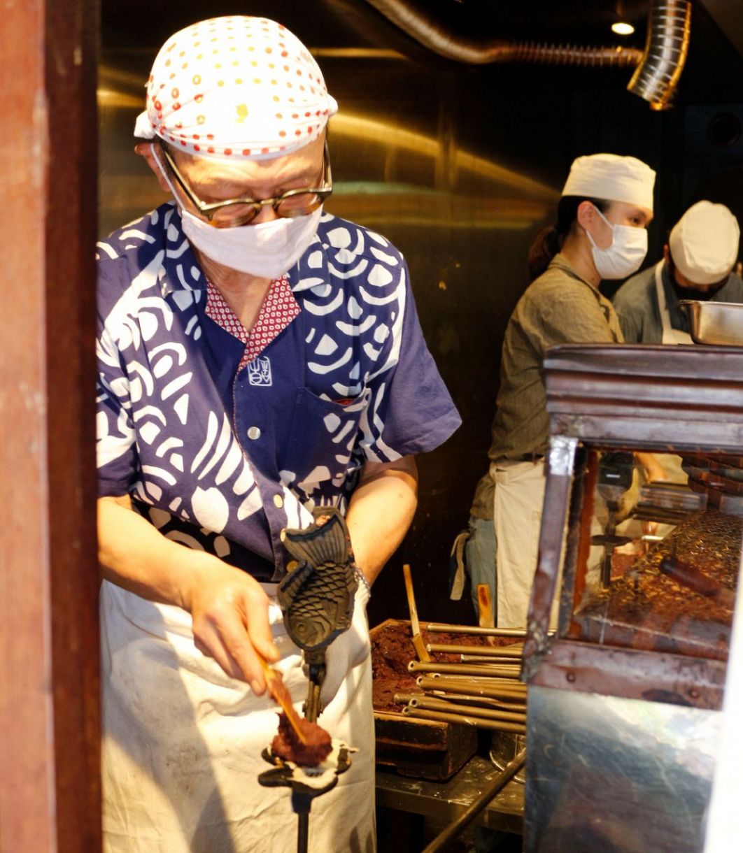 たい焼きの焼き型は単体と複数同時に焼けるタイプがあり、神戸さんは“一本釣り”と“地引き網”と言い分け、“一本釣り”を究める。