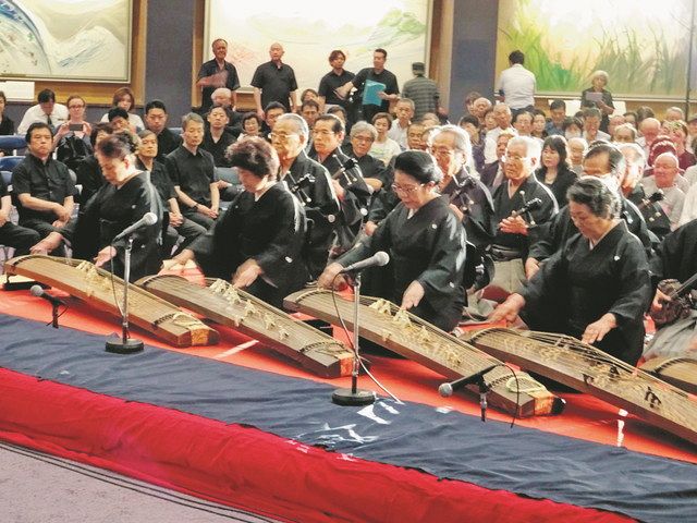 ﻿沖縄全戦没者追悼式の前夜祭で上皇さまの琉歌を合同演奏する琉球古典音楽の各流派代表ら＝2018年6月、沖縄平和祈念堂で
