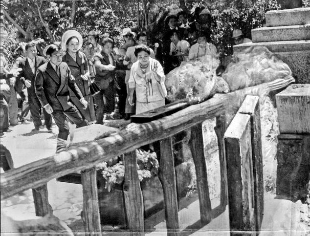 「ひめゆりの塔」で火炎びんを投げられ一瞬たじろかれる皇太子ご夫妻＝1975年7月