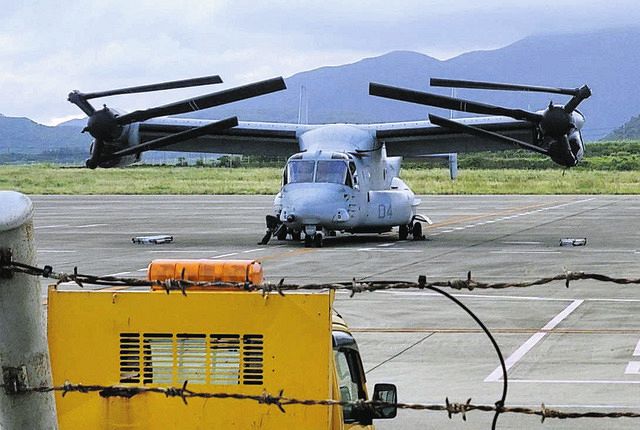 沖縄県石垣市の新石垣空港に緊急着陸した米海兵隊の輸送機オスプレイ＝14日午後（目撃者提供、共同）