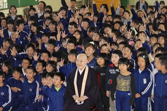 小学生に囲まれ、笑顔の瀬戸内さん＝２０１１年６月、岩手県野田村で 