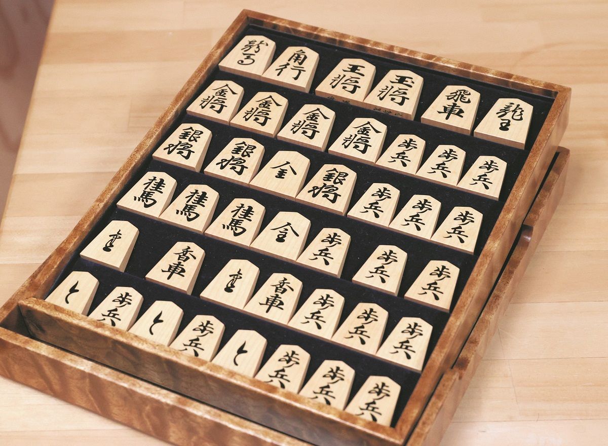 全壊家屋から発見「盛り上げ駒」 藤井聡太八冠が指す24日の棋王戦に 妻