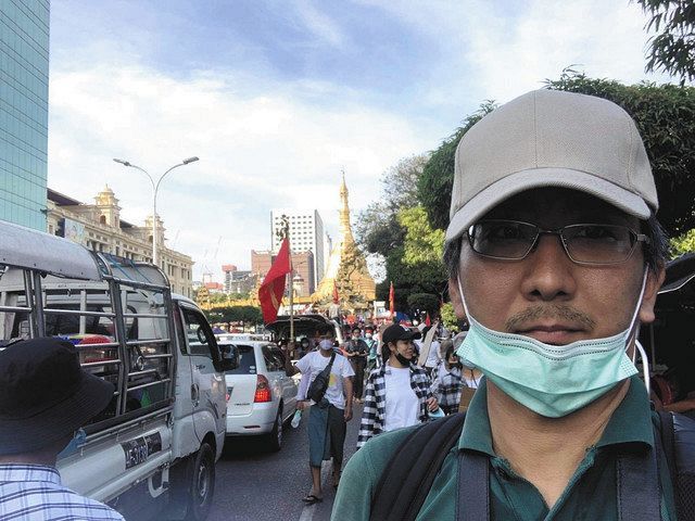 ミャンマーの最大都市ヤンゴンで２月１２日、デモを取材する北角裕樹氏＝本人提供