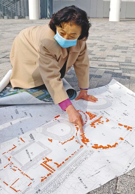 Professor Mikiko Ishikawa of Chuo University points to the location of trees in Shinjuku Ward, Tokyo = 1st to explain