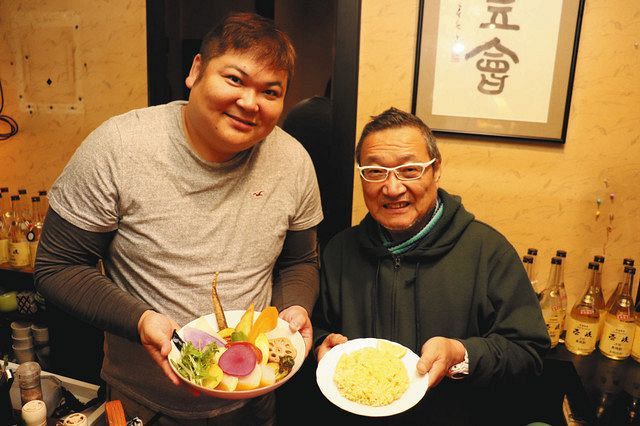 スープカレーを準備する建部さん（右）と岡野さん＝横浜市港北区で