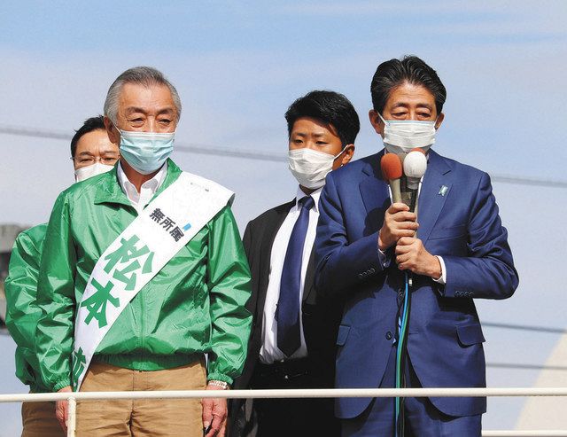 松本純さん（前列左）の選挙戦には安倍元総理（同右）らも応援に入ったが…＝横浜市中区で