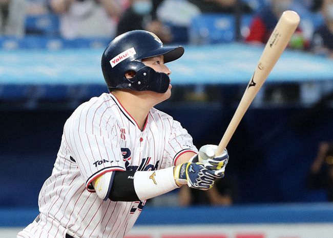ヤクルトの村上宗隆 史上最年少のプロ通算100本塁打：東京新聞