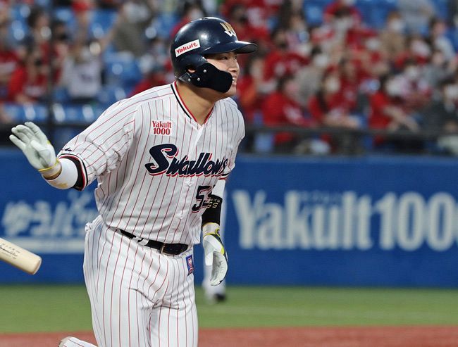 ヤクルトの村上宗隆 史上最年少のプロ通算100本塁打：東京新聞