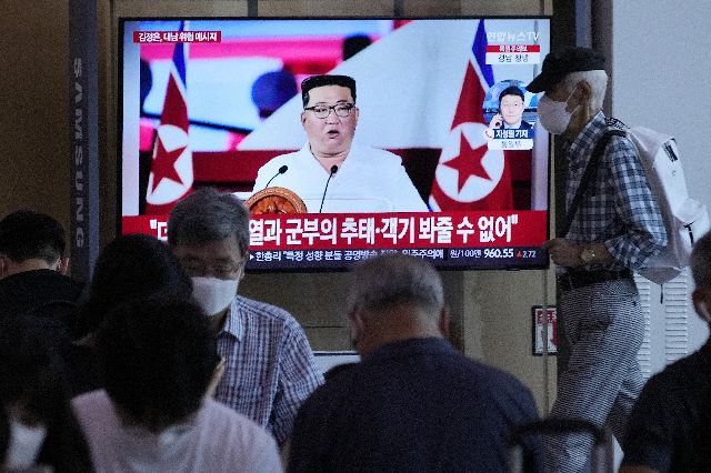 28日、韓国・ソウルで、米韓両国への対決姿勢を鮮明にした北朝鮮の金正恩朝鮮労働党総書記のニュースを見る市民ら＝AP
