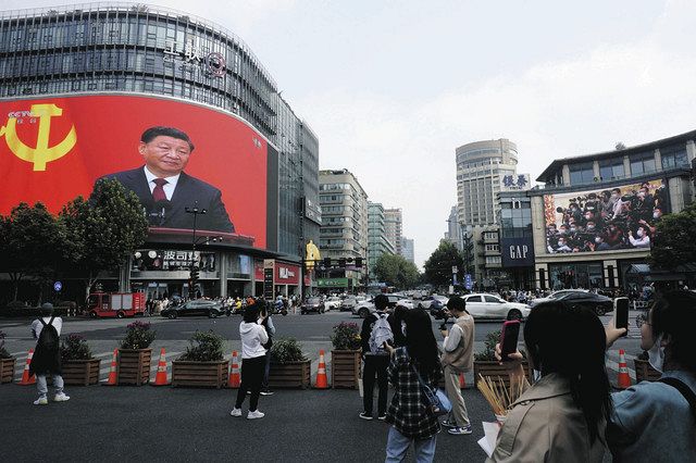 街角の大型スクリーンに映し出された習近平国家主席＝23日、中国・杭州で（AP）