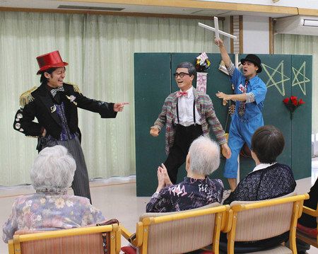 利用者の目の前で笑いを誘う演劇を上演するノゾエさん（右奥）ら出演者たち＝世田谷区で