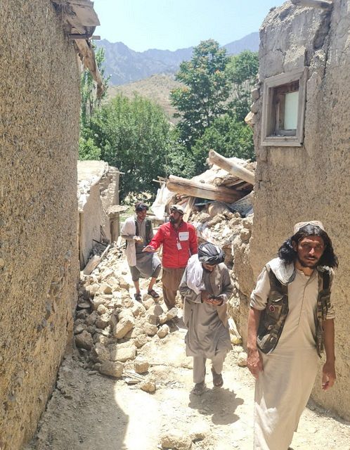 ﻿アフガニスタン東部パクティカ州で7月2日、地震で壊れた家を訪問するカブール事務所の職員（左から2人目）＝AAR提供