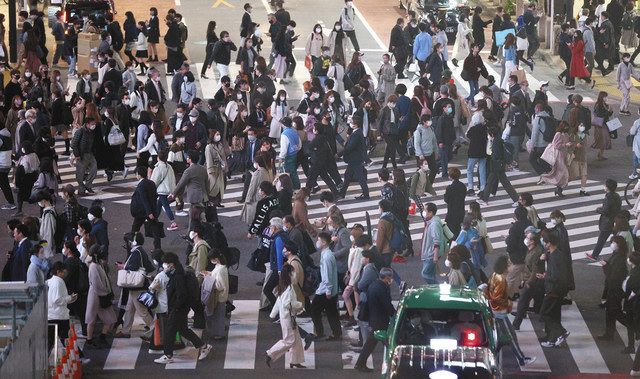 渋谷のスクランブル交差点を行き交う人たち