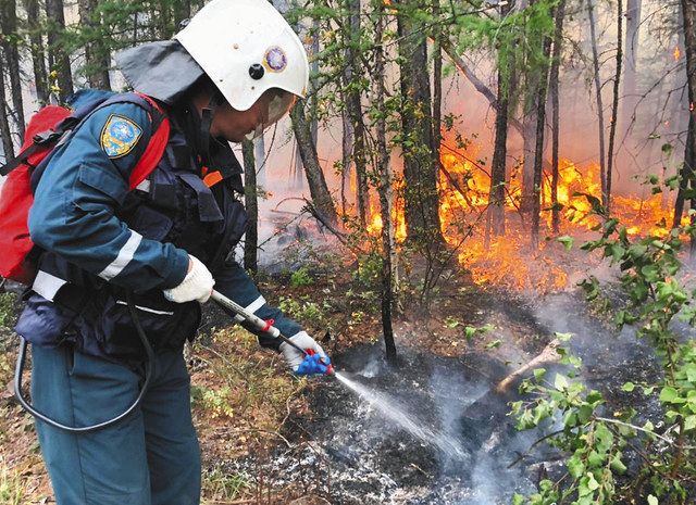 極東サハ共和国で８月、森林火災の消火にあたる当局職員＝ロシア非常事態省ホームページから
