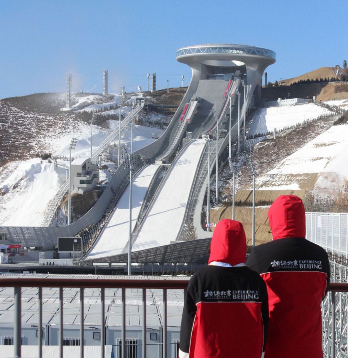 ﻿北京冬季五輪張家口会場のスキージャンプ競技場。五輪関連施設の電力は、風力など再生可能エネルギーで賄うという＝坪井千隼撮影