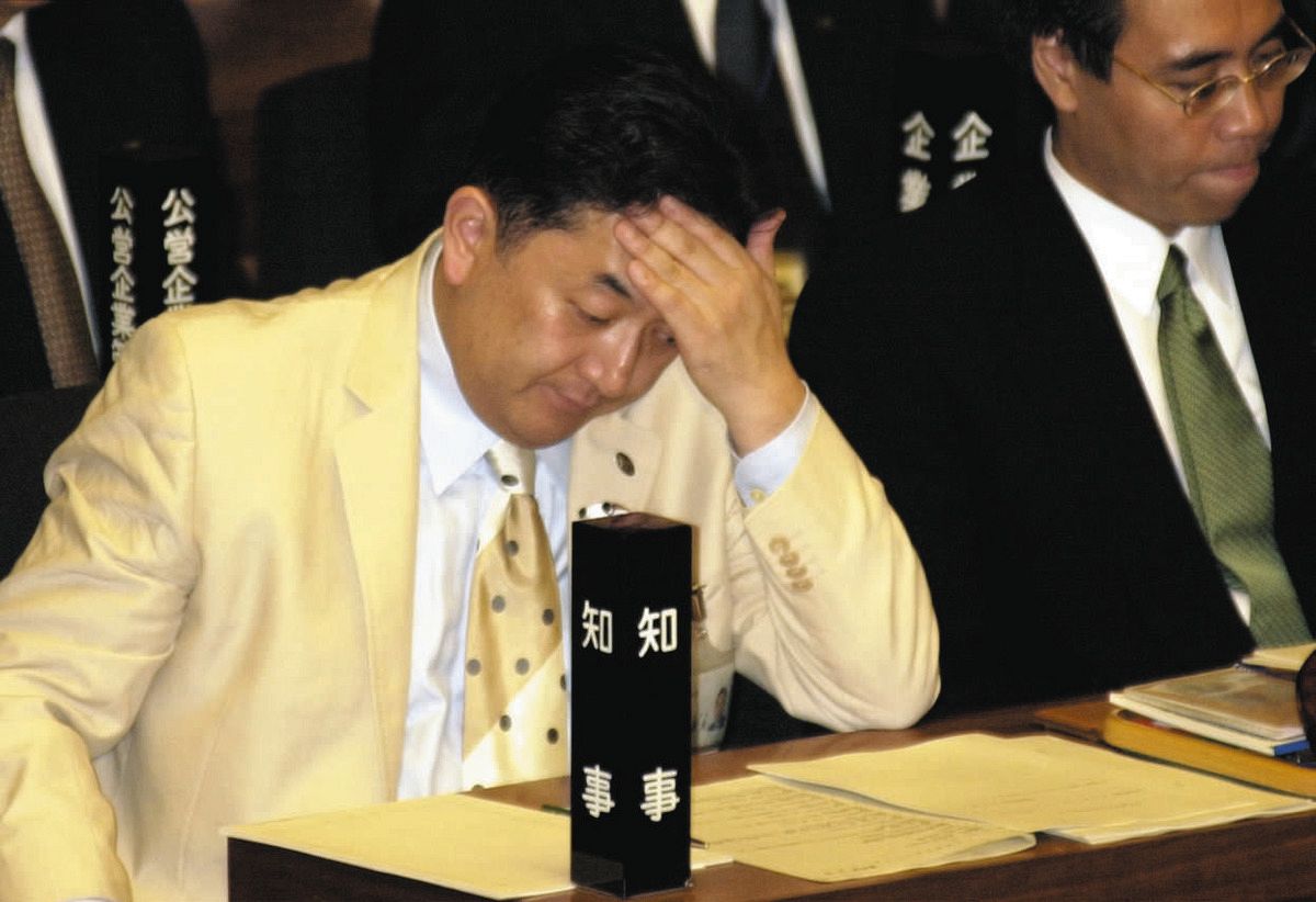 不信任案を可決された田中康夫・長野県知事＝2002年7月5日、長野市で