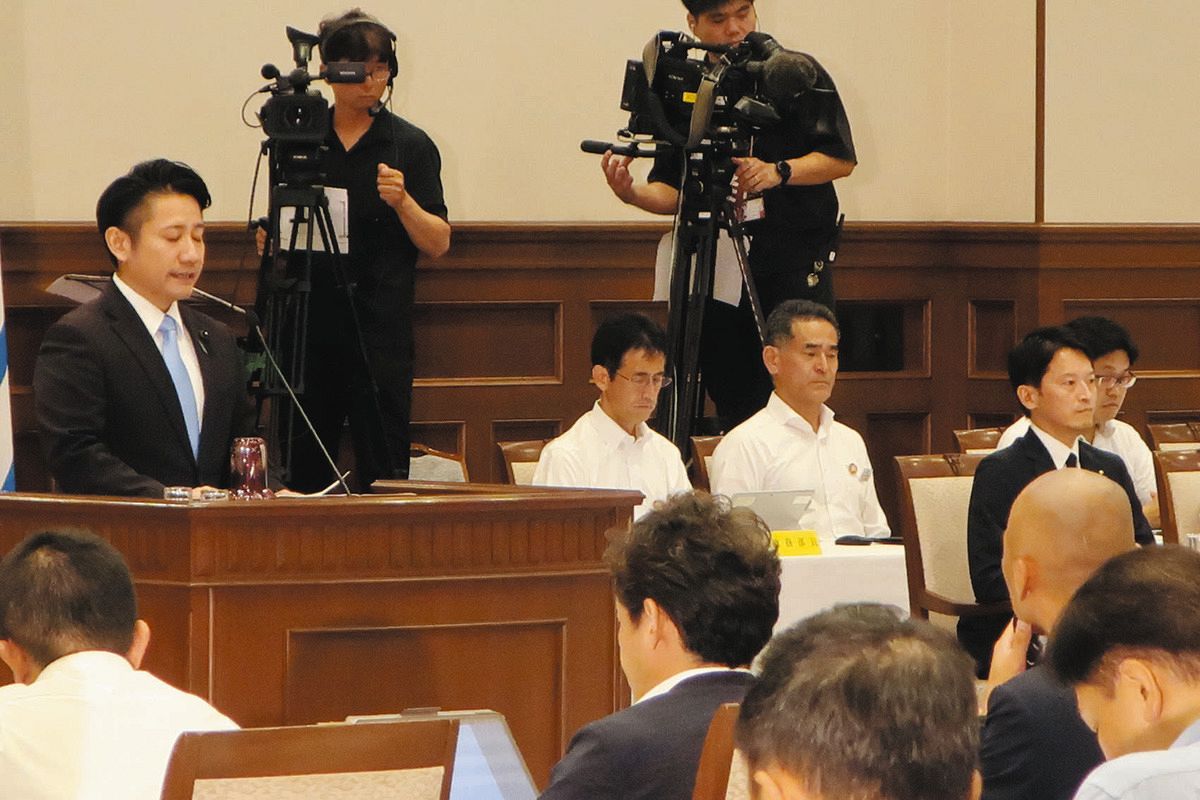 兵庫県議会の本会議で不信任決議案の提案説明を聞く斎藤元彦知事（右）