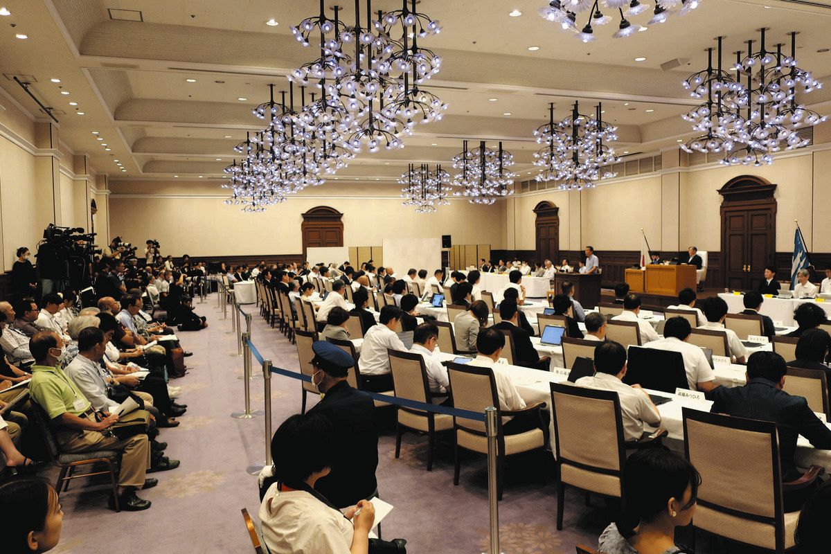 一般傍聴人や報道機関が多く訪れた19日の兵庫県議会本会議