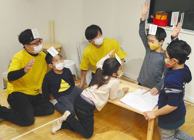 子どもたちとゲームをする現役お笑い芸人のピンボケたろうさん（左）、「ニュークレープ」の田辺洋さん（中央）