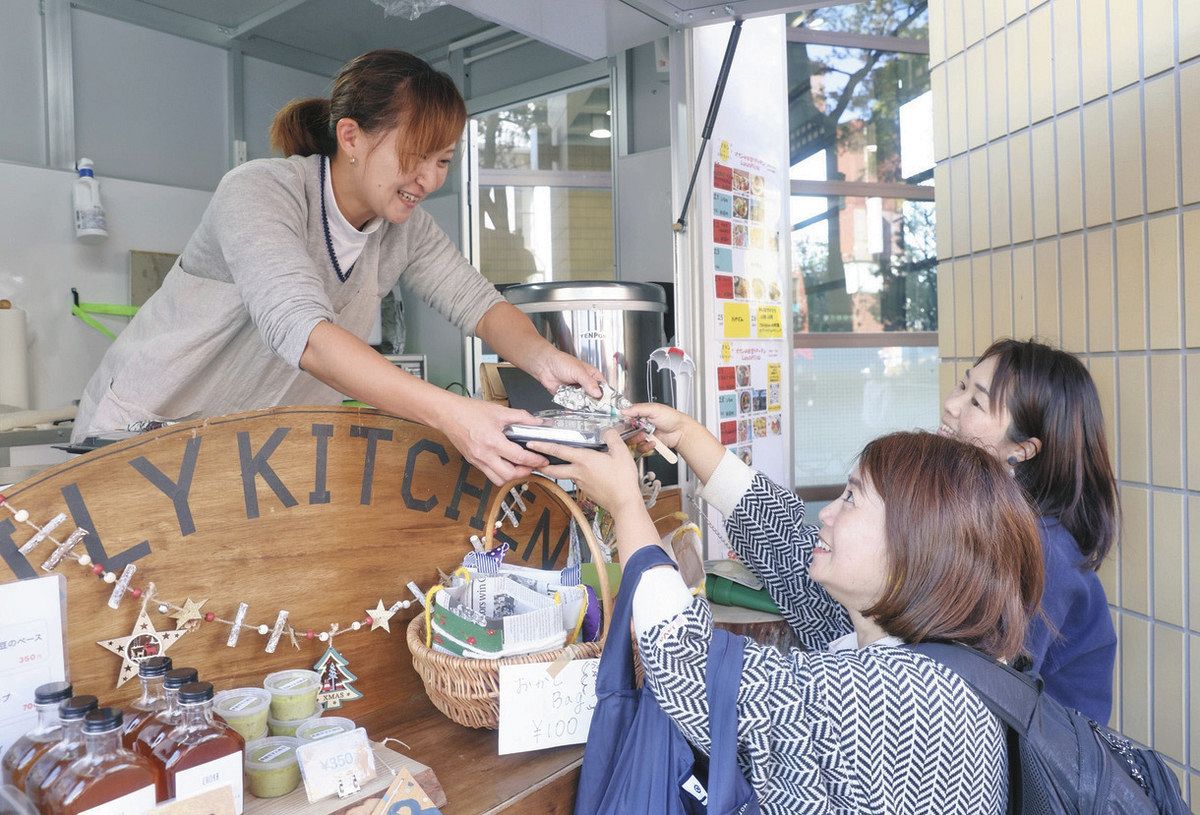 担当するスタッフは日替わり。ある金曜日は主婦の石井朋子さん（左）が手作りの「辛くないグリーンカレー」を販売していた 